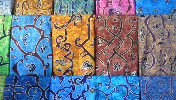 Bagaimana perbedaan motif batik papua dengan batik jawa