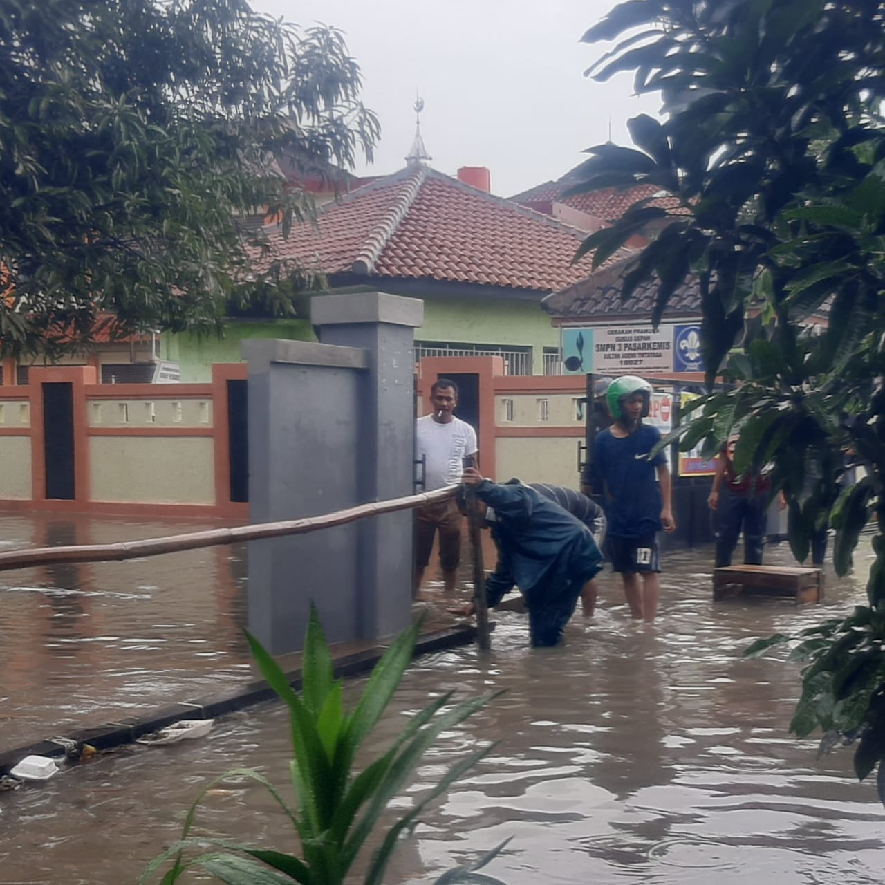 Banjir Akibat Tanggul Jebol Di Perumahan Periuk Damai Oaseindonesianews